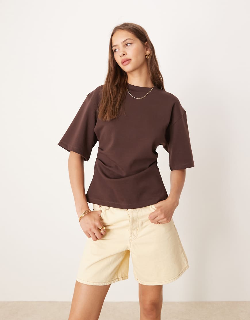 ASOS DESIGN - Interlock-T-Shirt in Schokobraun mit Korsett-Taille von ASOS DESIGN
