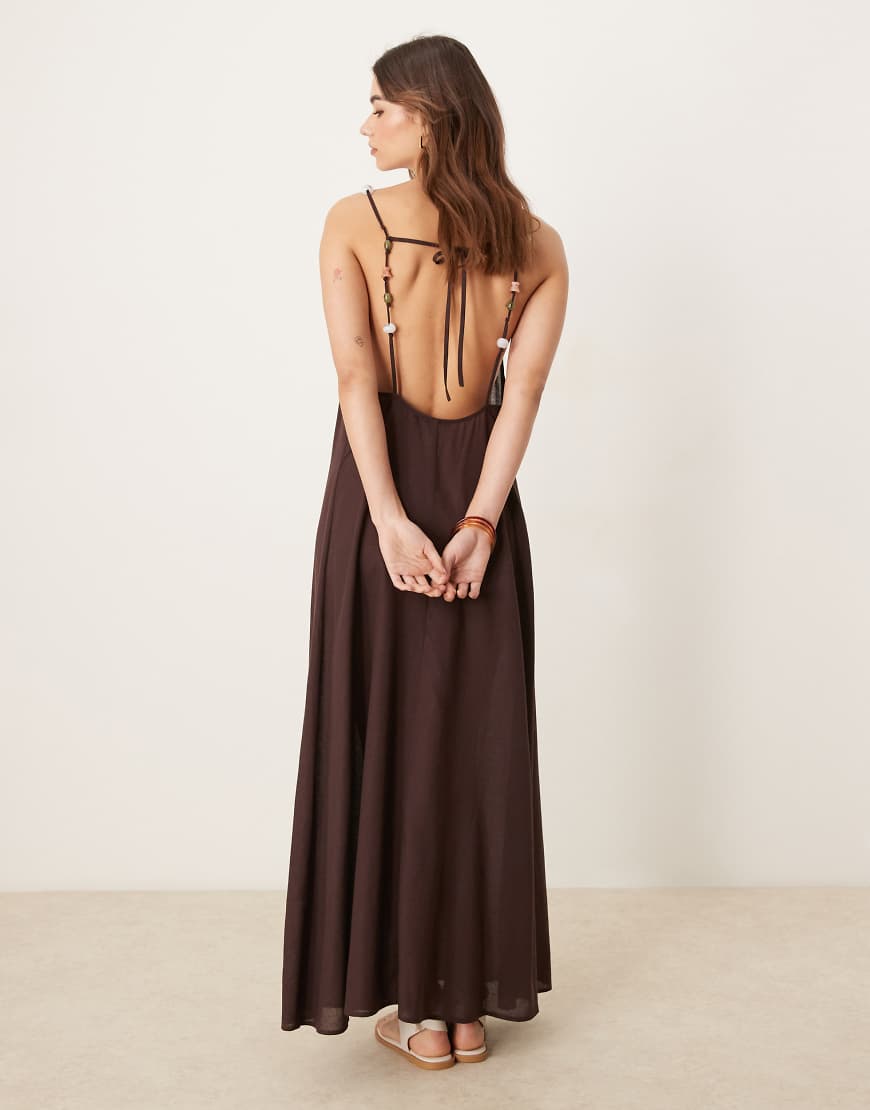ASOS DESIGN - Ivy - Maxi-Strandkleid in Braun aus Leinenmix mit Perlendetails am Rücken ASOS DESIGN - Ivy - Maxi-Strandkleid in Braun aus Leinenmix mit Perlendetails am Rücken von ASOS DESIGN