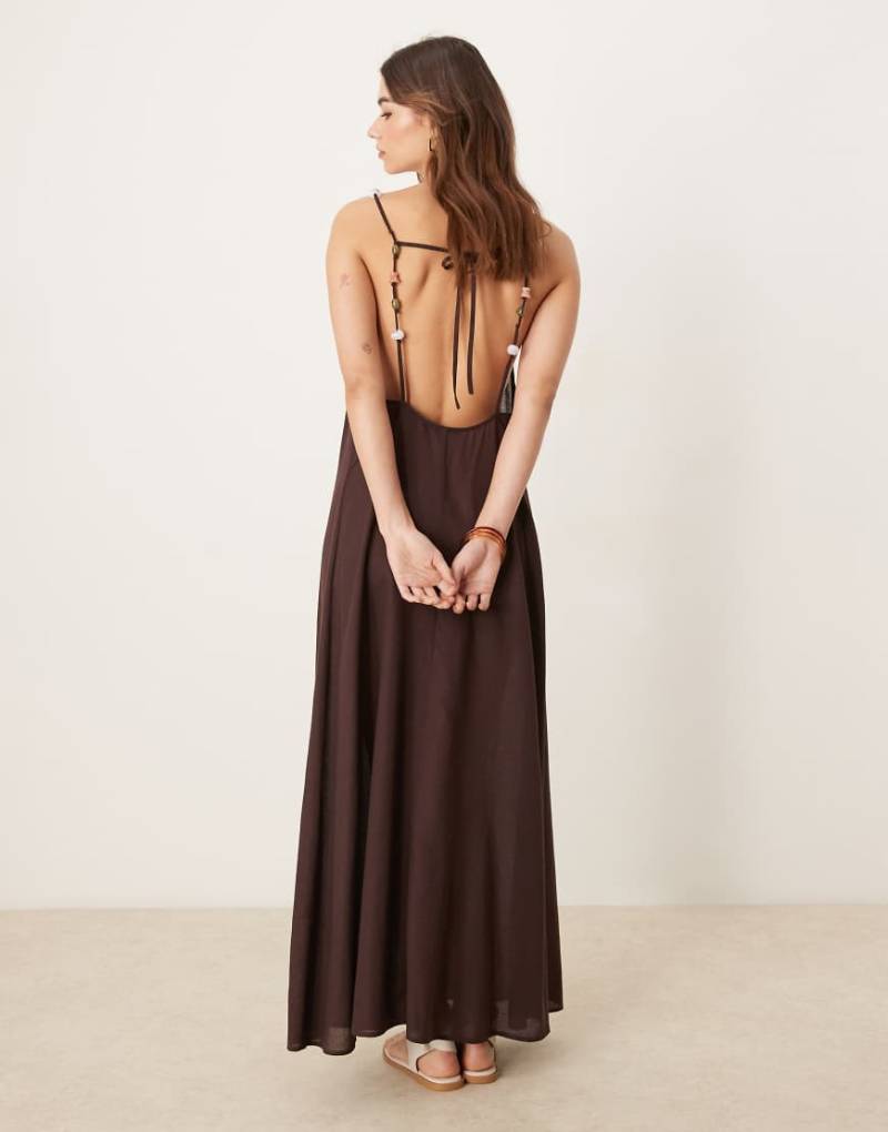 ASOS DESIGN - Ivy - Maxi-Strandkleid in Braun aus Leinenmix mit Perlendetails am Rücken von ASOS DESIGN