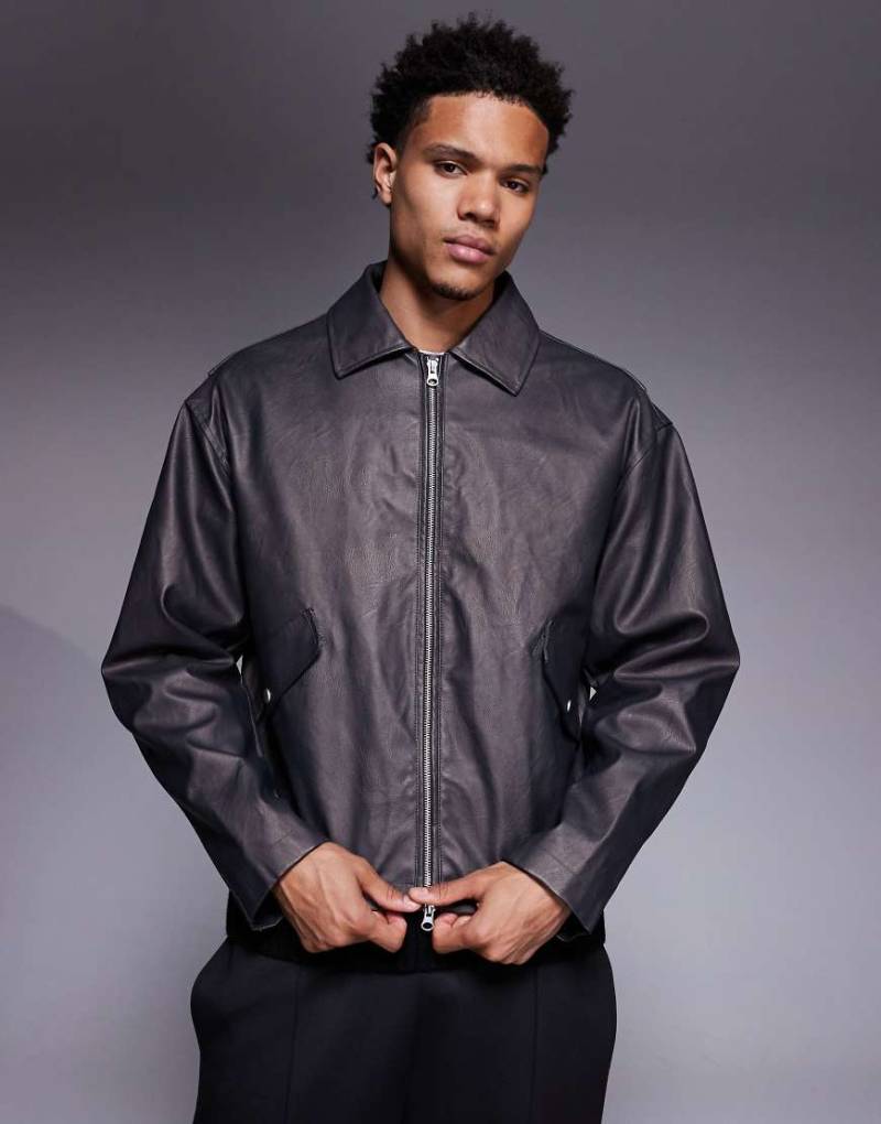 ASOS DESIGN - Jacke aus Kunstleder in Braun-Brown von ASOS DESIGN