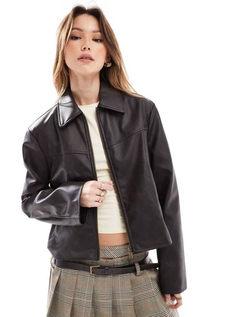 ASOS DESIGN - Jacke aus Kunstleder in verwaschenem Braun mit Kragen ASOS DESIGN - Jacke aus Kunstleder in verwaschenem Braun mit Kragen von ASOS DESIGN