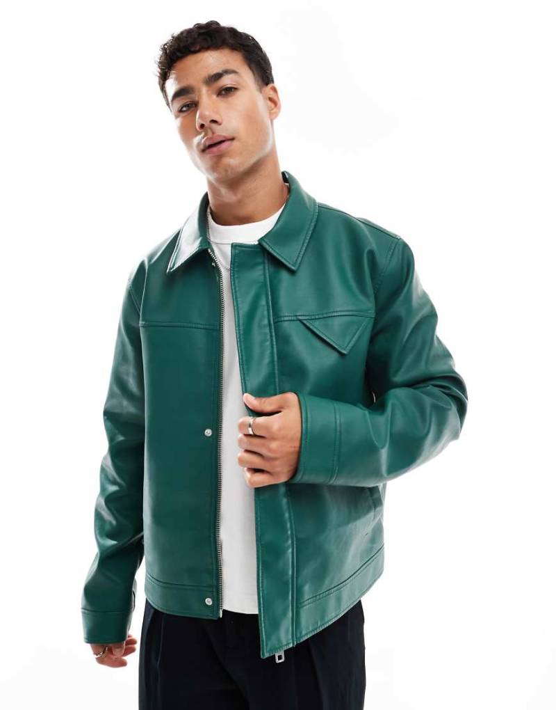 ASOS DESIGN - Jacke aus Kunstlieder in Dunkelgrün von ASOS DESIGN