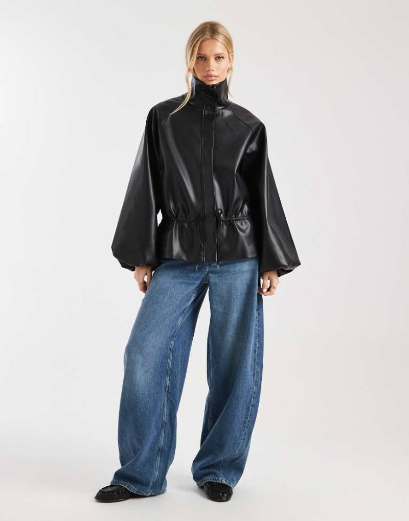 ASOS DESIGN - Jacke aus PU in Schwarz mit Blasenstruktur und Saum mit Raffung von ASOS DESIGN