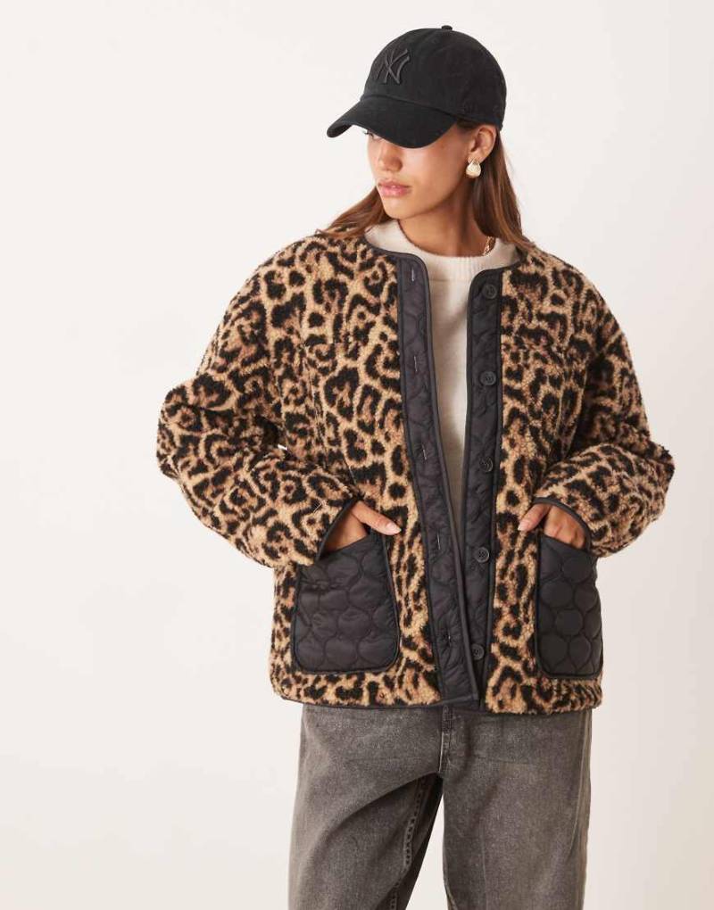 ASOS DESIGN - Jacke aus Teddyfleece mit Leopardenmuster und schwarzen Details aus gestepptem Nylon-Bunt ASOS DESIGN - Jacke aus Teddyfleece mit Leopardenmuster und schwarzen Details aus gestepptem Nylon-Bunt von ASOS DESIGN