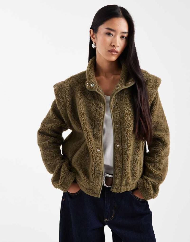 ASOS DESIGN - Jacke aus Teddyfleece in Buchengrün mit kantiger Schulterpartie und durchgehendem Reißverschluss von ASOS DESIGN