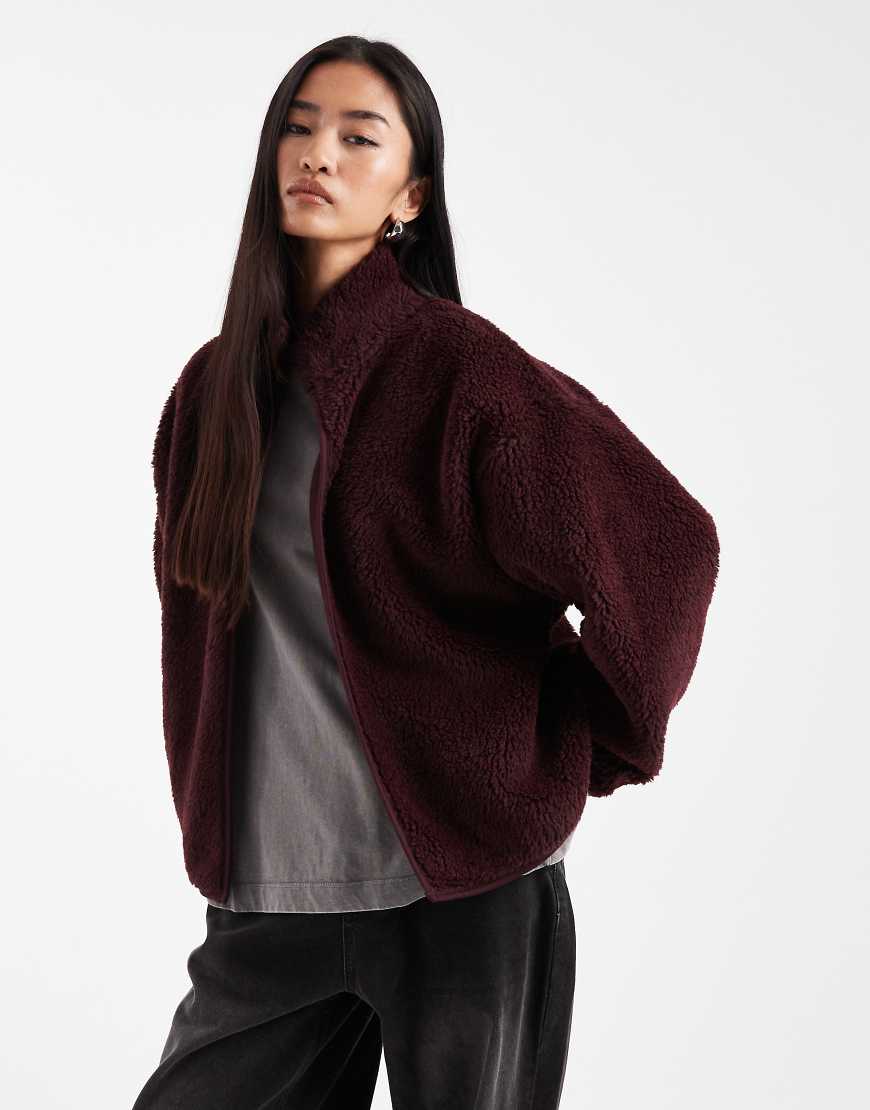 ASOS DESIGN - Jacke aus Teddyfleece in Burgunderrot mit Stehkragen von ASOS DESIGN