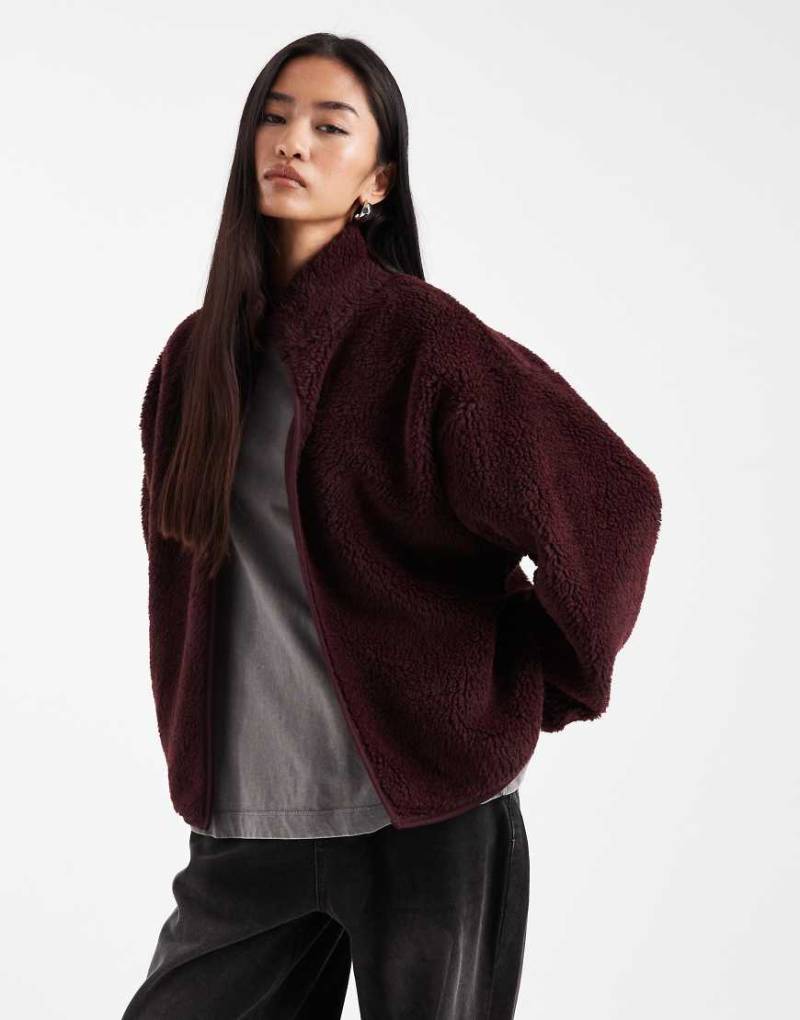 ASOS DESIGN - Jacke aus Teddyfleece in Burgunderrot mit Stehkragen von ASOS DESIGN