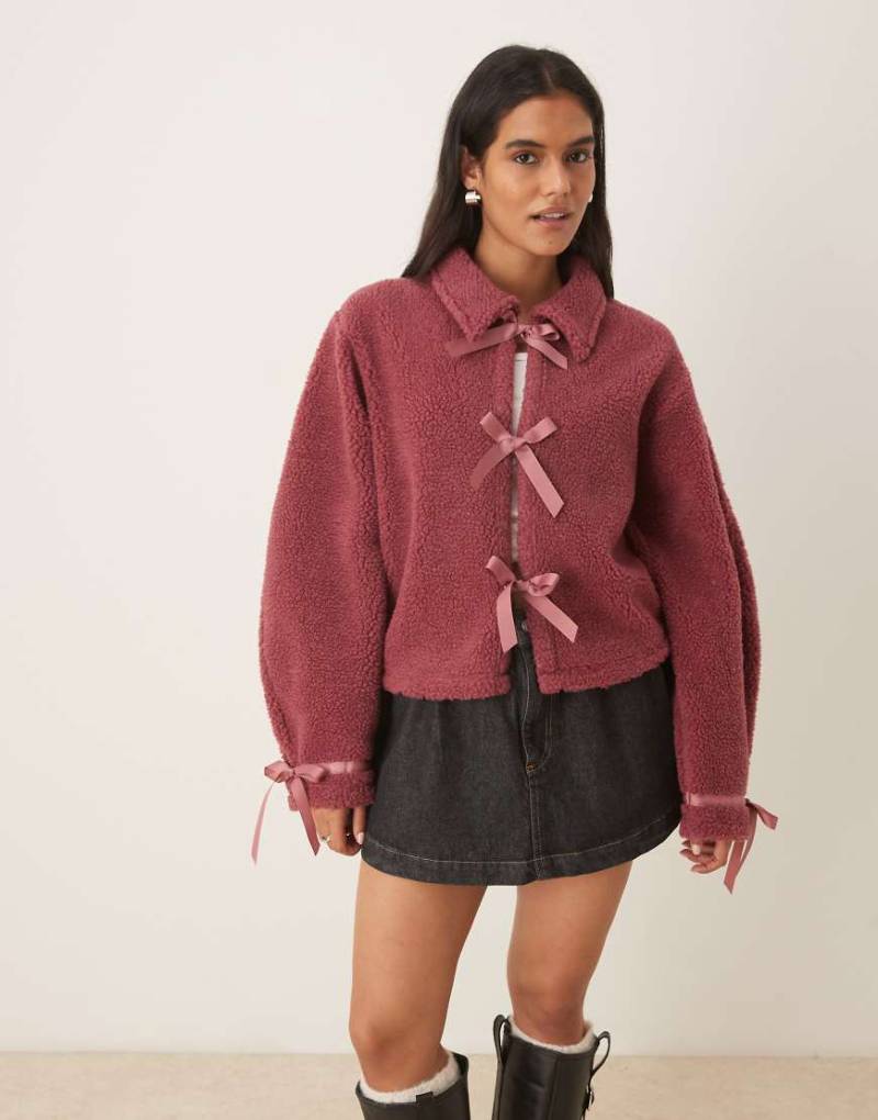 ASOS DESIGN - Jacke aus Teddyfleece in Dunkelrosa mit Schleifenverschluss vorne-Lila von ASOS DESIGN