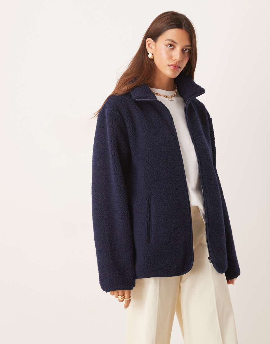 ASOS DESIGN - Jacke aus Teddyfleece in Marineblau mit durchgehendem Reißverschluss ASOS DESIGN - Jacke aus Teddyfleece in Marineblau mit durchgehendem Reißverschluss von ASOS DESIGN