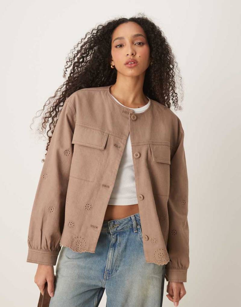 ASOS DESIGN - Jacke aus Twill mit Lochstickerei in Pilzbraun ohne Kragen von ASOS DESIGN