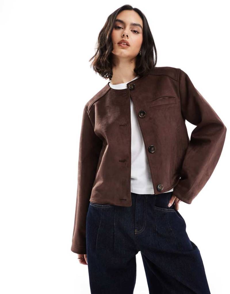ASOS DESIGN - Jacke aus Wildlederimitat in Schokobraun ohne Kragen von ASOS DESIGN