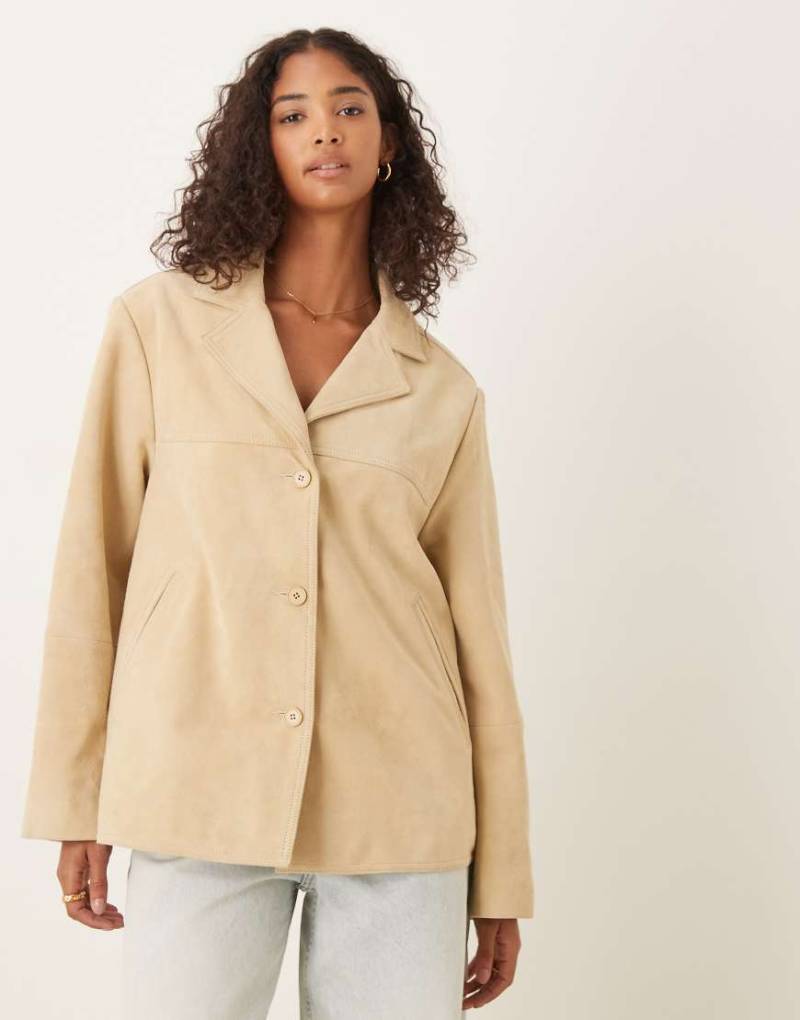 ASOS DESIGN - Jacke aus echtem Wildleder in Buttermilch im Stil der 70er-Braun von ASOS DESIGN