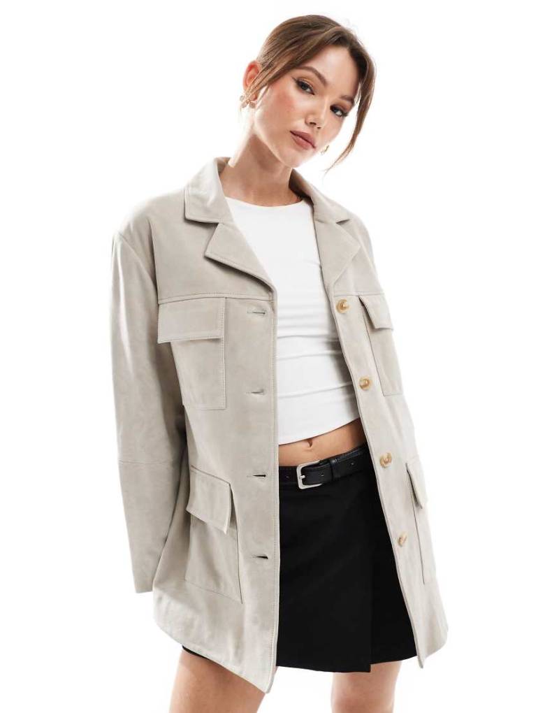 ASOS DESIGN - Jacke aus echtem Wildleder in Steingrau mit Taschen-Neutral von ASOS DESIGN