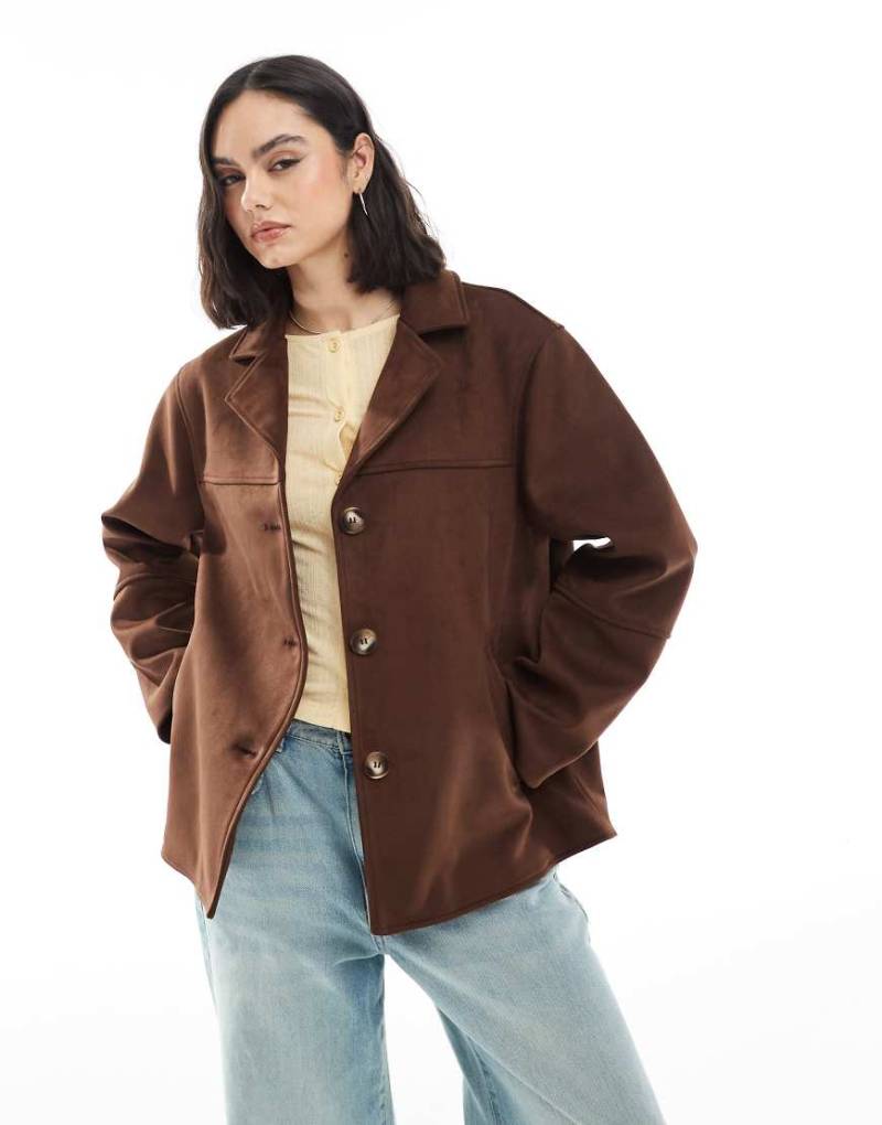 ASOS DESIGN - Jacke aus mokkabraunem Wildlederimitat mit Knopfleiste von ASOS DESIGN