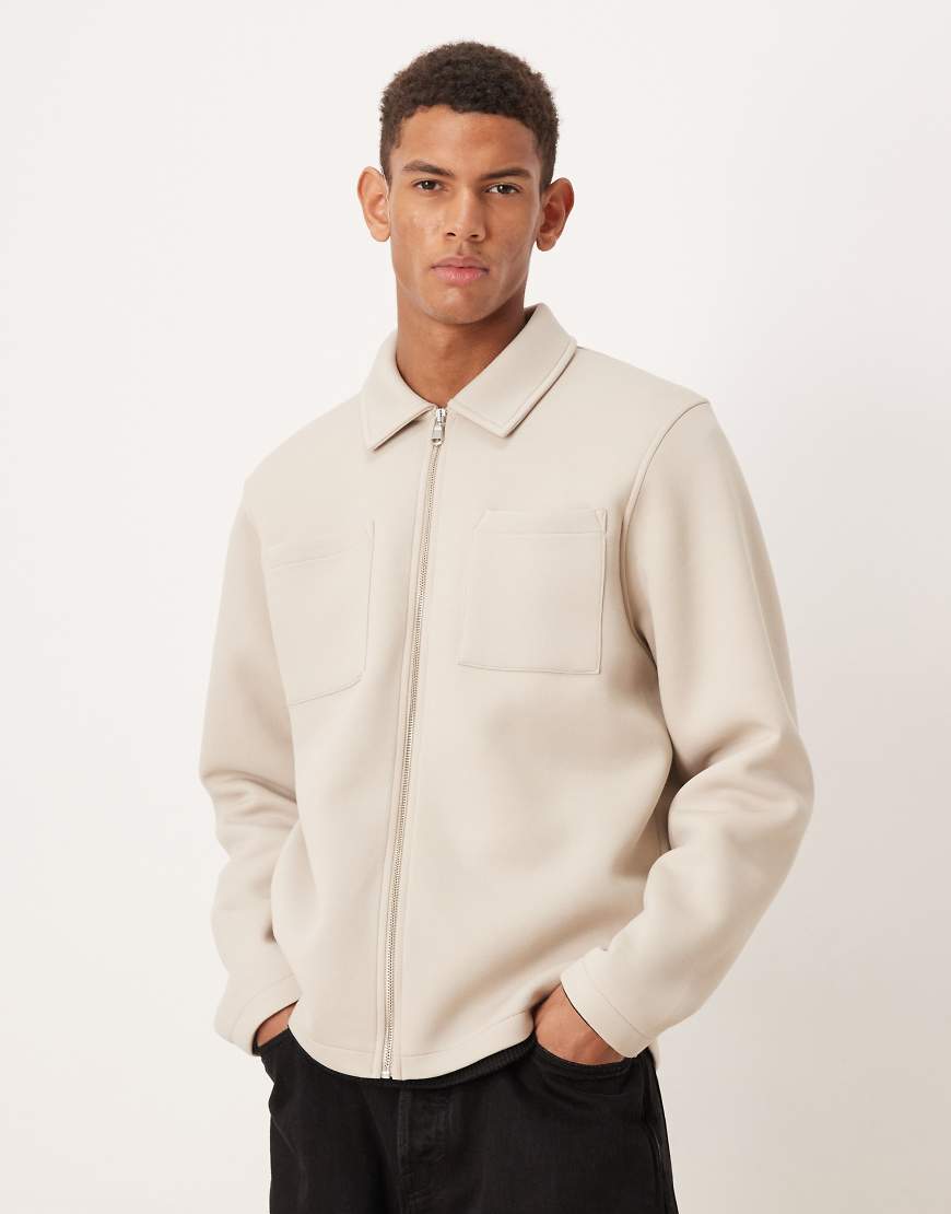 ASOS DESIGN - Jacke aus schwerem, neoprenartigem Stoff in Beige mit Reißverschluss-Neutral ASOS DESIGN - Jacke aus schwerem, neoprenartigem Stoff in Beige mit Reißverschluss-Neutral von ASOS DESIGN
