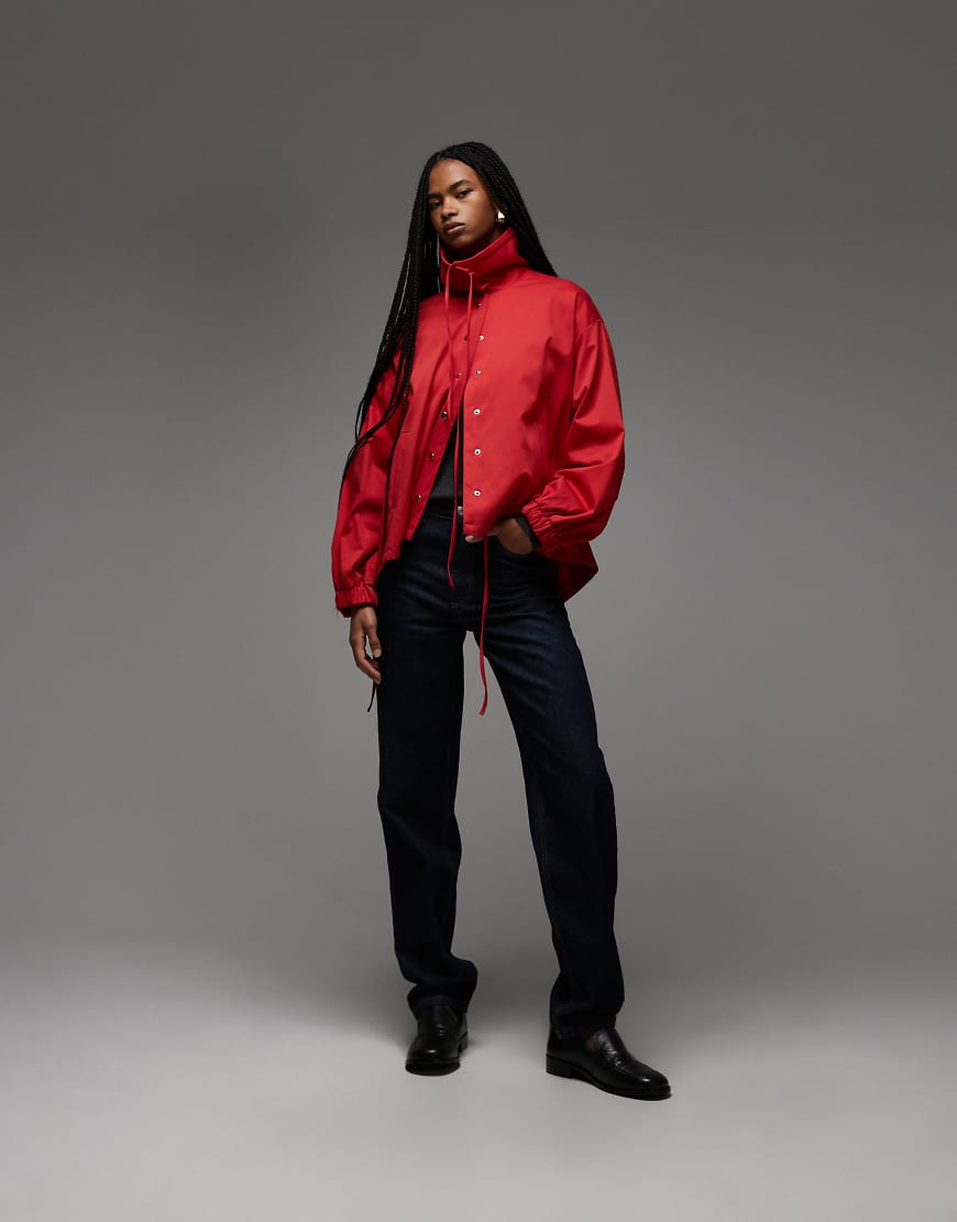 ASOS DESIGN - Jacke in Rot mit Stehkragen und durchgehender Knopfleiste von ASOS DESIGN