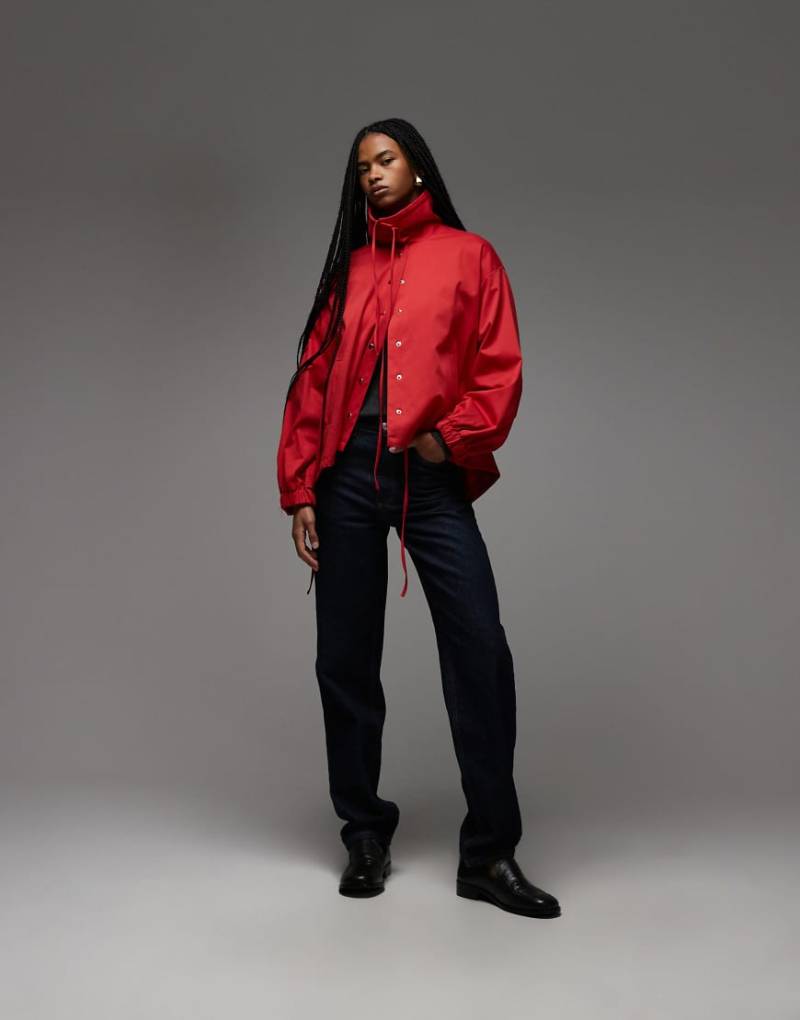 ASOS DESIGN - Jacke in Rot mit Stehkragen und durchgehender Knopfleiste von ASOS DESIGN