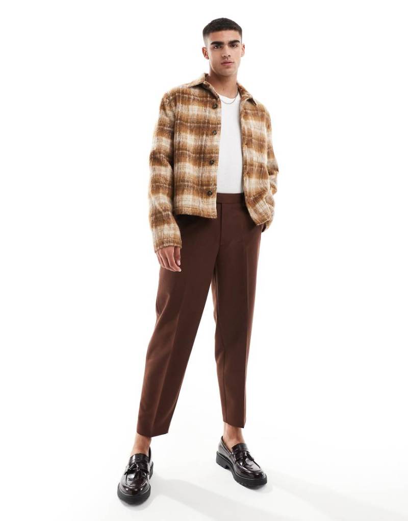 ASOS DESIGN - Jacke in Wolloptik in Braun kariert von ASOS DESIGN