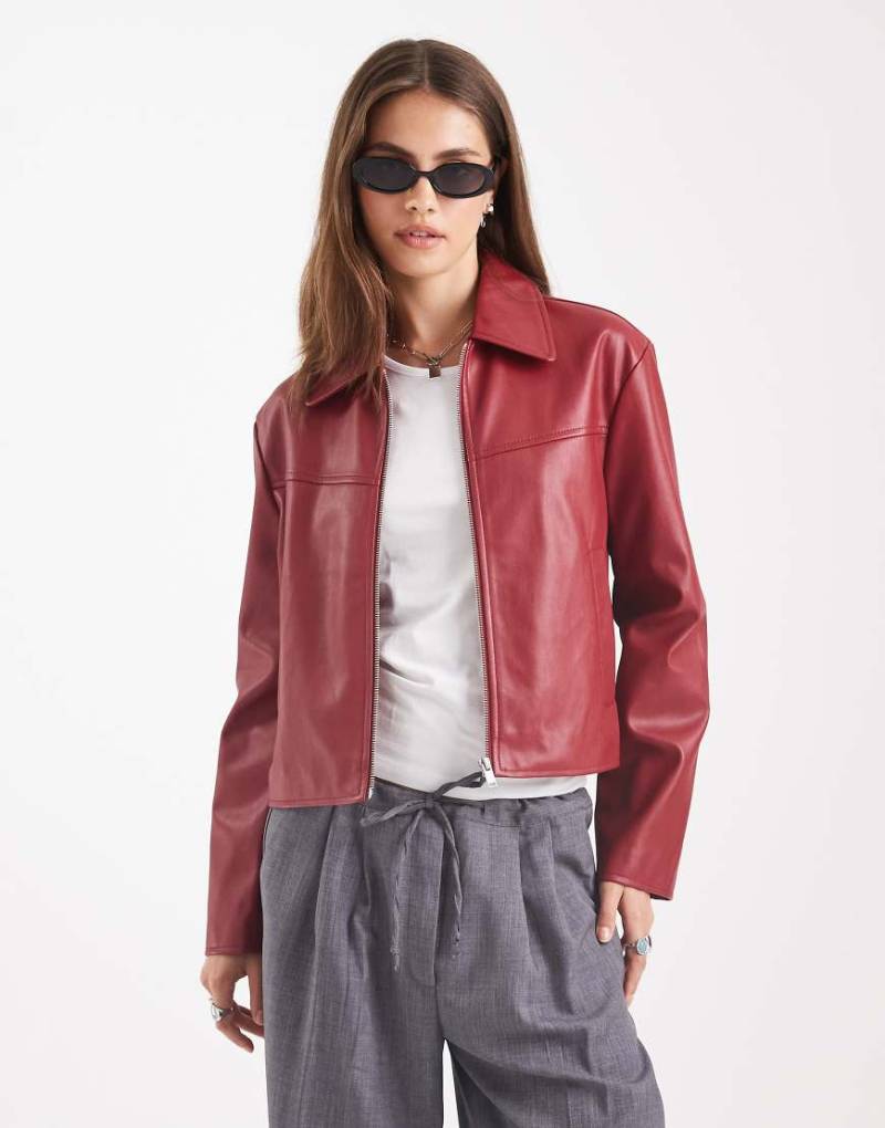 ASOS DESIGN - Jacke in roter Lederoptik mit Kragen ASOS DESIGN - Jacke in roter Lederoptik mit Kragen von ASOS DESIGN