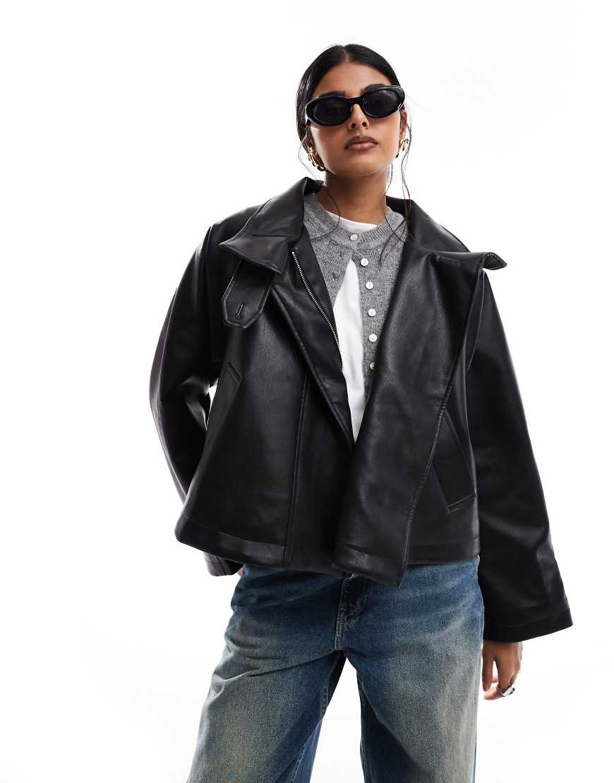 ASOS DESIGN - Jacke in schwarzer Lederoptik mit Cape-Detail ASOS DESIGN - Jacke in schwarzer Lederoptik mit Cape-Detail von ASOS DESIGN