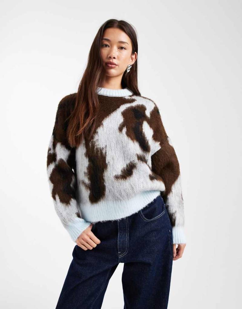 ASOS DESIGN - Jacquard-Pullover mit abstraktem, angerautem Kuhfellmuster in Blau und Braun-Bunt von ASOS DESIGN