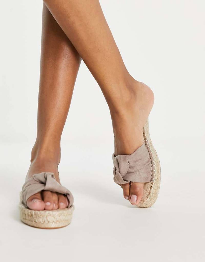 ASOS DESIGN - Jade - Geknotete Espadrille-Pantoletten in Beige-Neutral von ASOS DESIGN