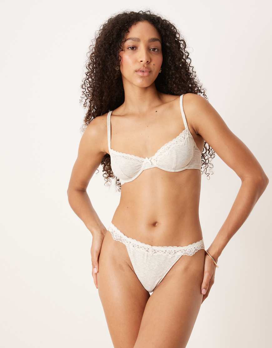 ASOS DESIGN - Jaye - Tanga in Grau meliert mit Spitzenborte in Cremeweiß ASOS DESIGN - Jaye - Tanga in Grau meliert mit Spitzenborte in Cremeweiß von ASOS DESIGN