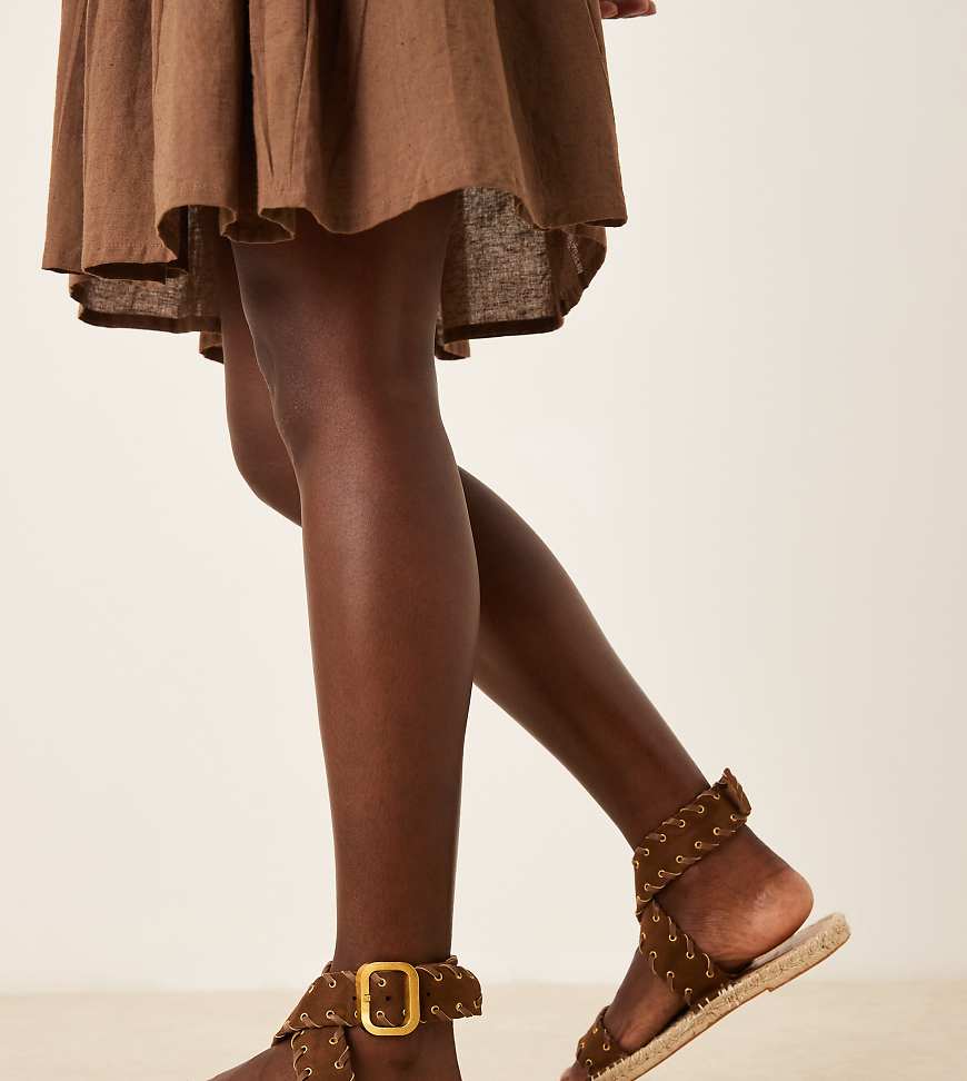 ASOS DESIGN - Jazzy - Espadrilles-Sandalen in Schokobraun mit Überwendlingsstichnaht, breite Passform ASOS DESIGN - Jazzy - Espadrilles-Sandalen in Schokobraun mit Überwendlingsstichnaht, breite Passform von ASOS DESIGN