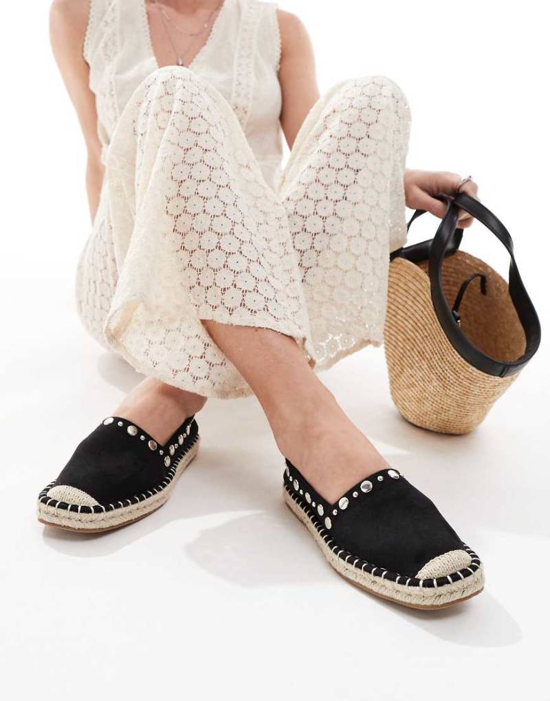 ASOS DESIGN - Jeanie - Espadrilles in Schwarz mit geschlossener Zehenpartie und Nieten von ASOS DESIGN