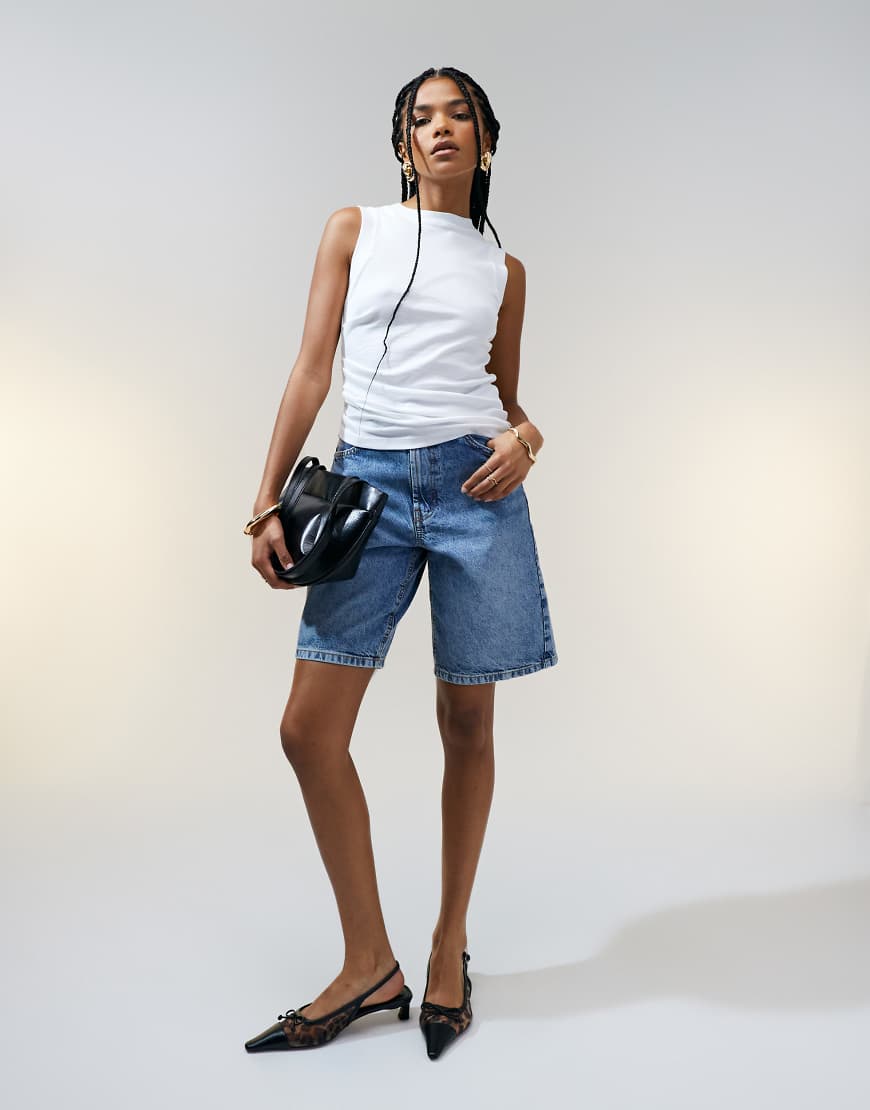 ASOS DESIGN - Jeans-Bermudashorts in mittelblauer Waschung ASOS DESIGN - Jeans-Bermudashorts in mittelblauer Waschung von ASOS DESIGN