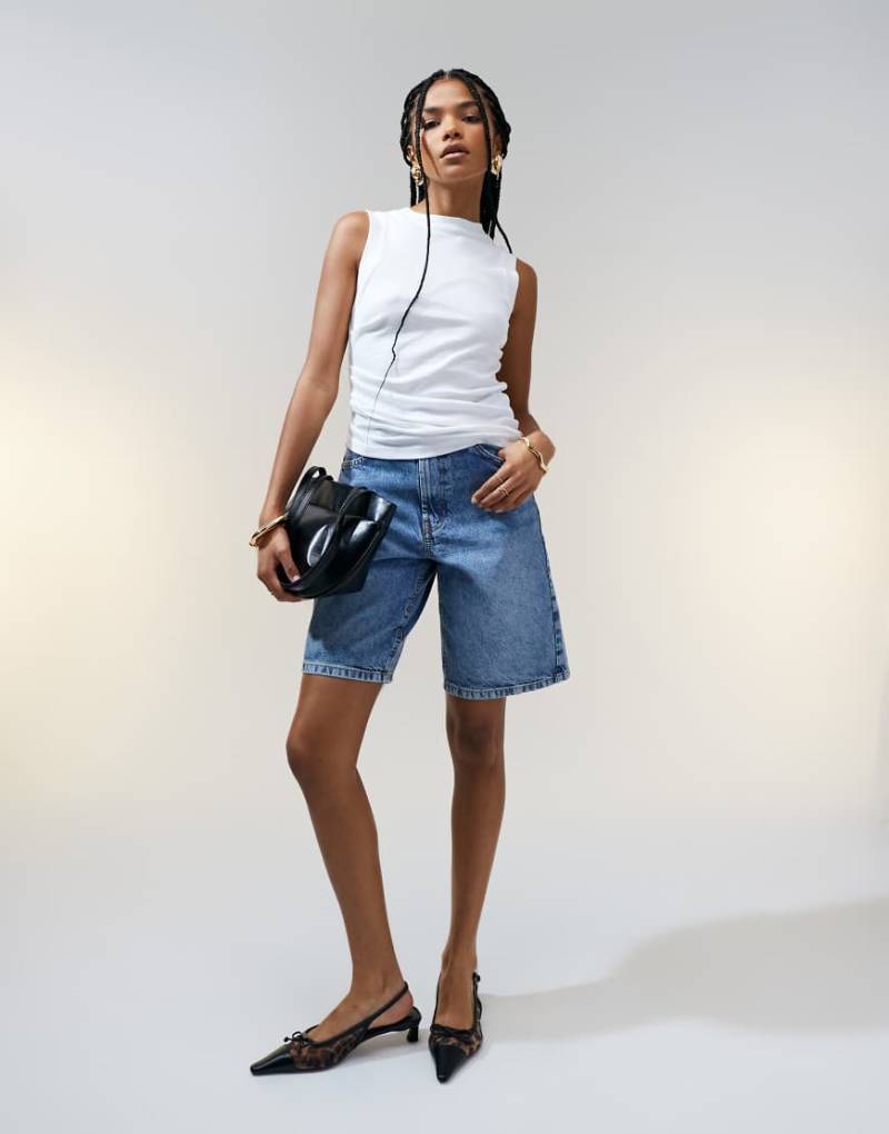 ASOS DESIGN - Jeans-Bermudashorts in mittelblauer Waschung von ASOS DESIGN