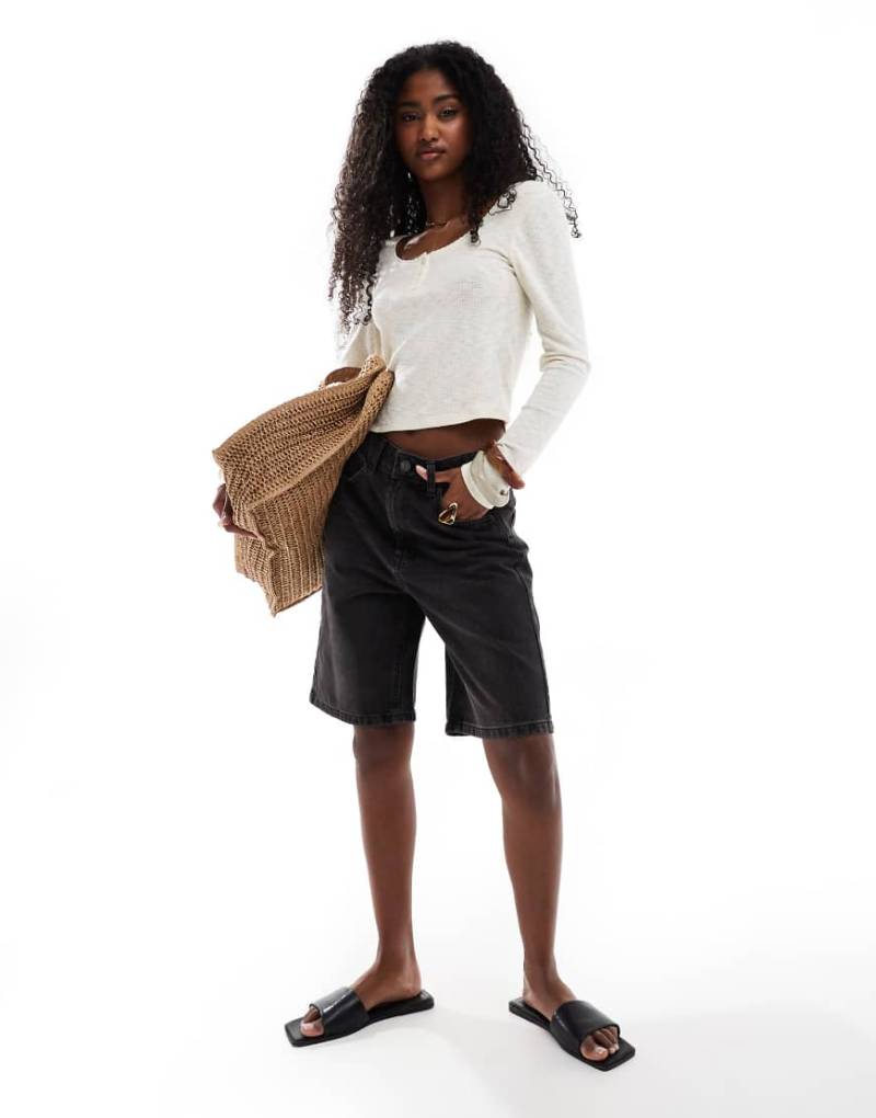 ASOS DESIGN - Jeans-Bermudashorts in verwaschenem Schwarz von ASOS DESIGN