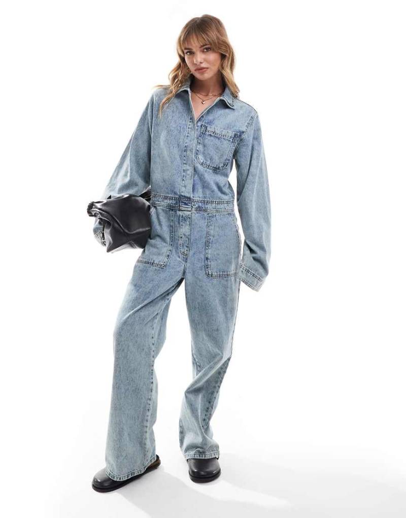 ASOS DESIGN - Jeans-Blaumann in verwaschenem Mittelblau von ASOS DESIGN