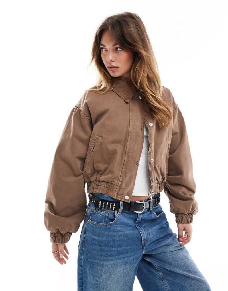 ASOS DESIGN - Jeans-Bomberjacke in Braun mit Cordkragen von ASOS DESIGN