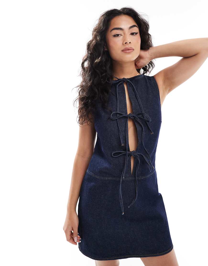 ASOS DESIGN - Jeans-Etuikleid in Indigoblau mit gebundener Vorderseite ASOS DESIGN - Jeans-Etuikleid in Indigoblau mit gebundener Vorderseite von ASOS DESIGN