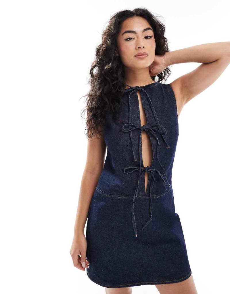 ASOS DESIGN - Jeans-Etuikleid in Indigoblau mit gebundener Vorderseite von ASOS DESIGN