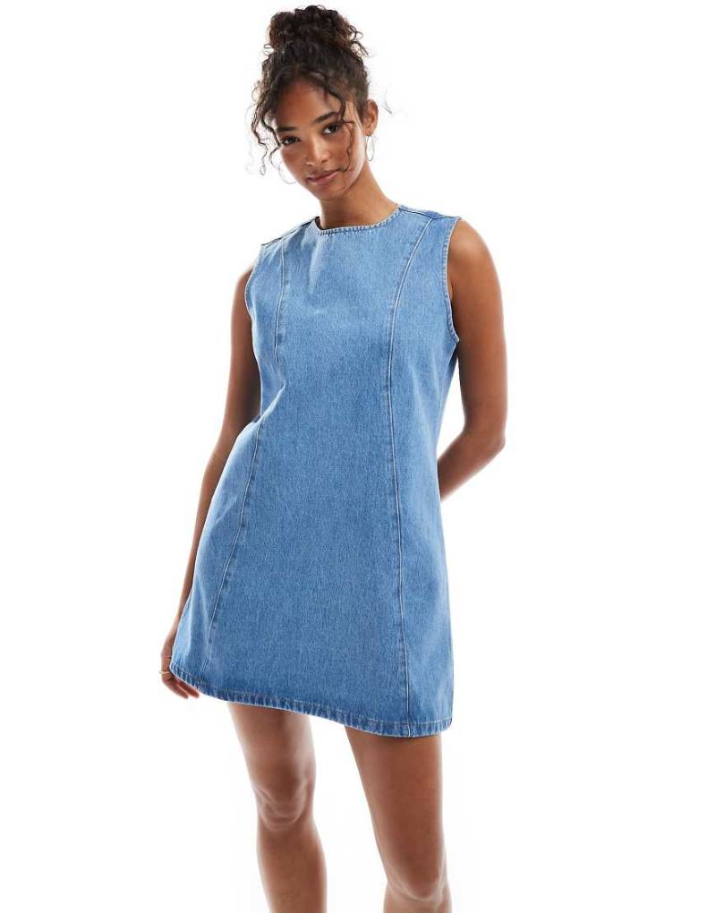 ASOS DESIGN - Jeans-Etuikleid in Mittelblau mit Ziernaht von ASOS DESIGN