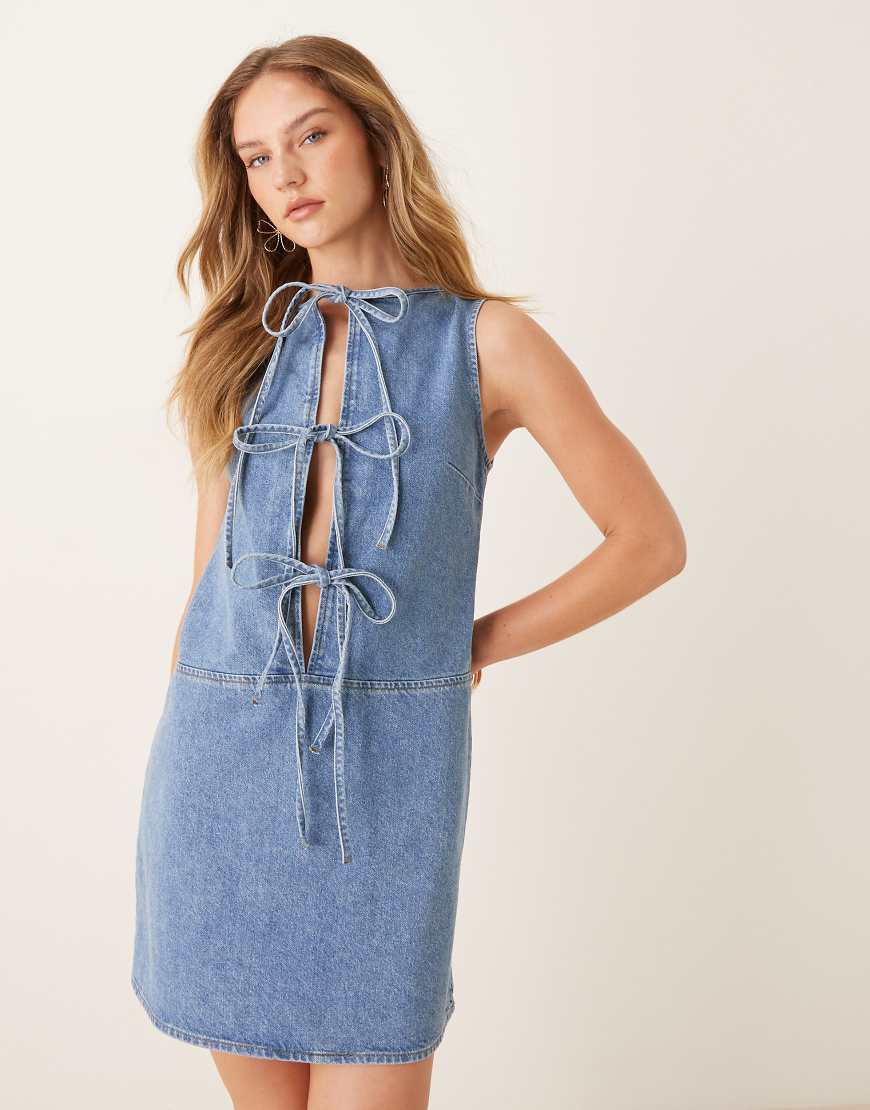 ASOS DESIGN - Jeans-Etuikleid in Mittelblau mit gebundener Vorderseite von ASOS DESIGN