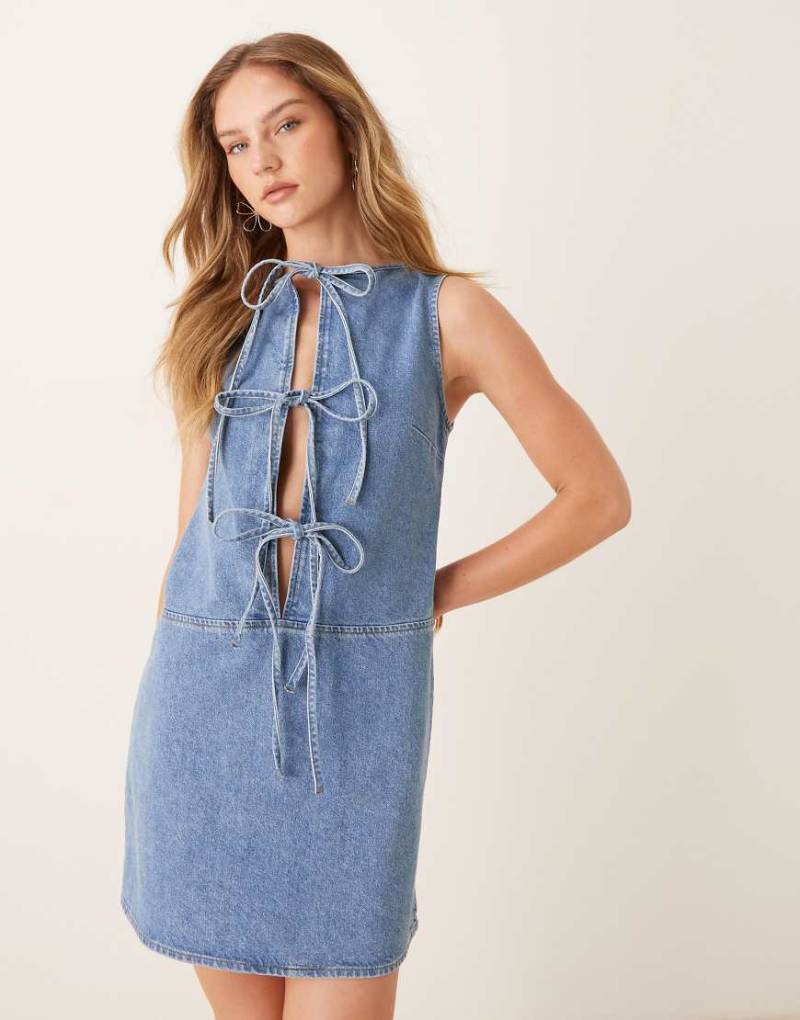 ASOS DESIGN - Jeans-Etuikleid in Mittelblau mit gebundener Vorderseite von ASOS DESIGN