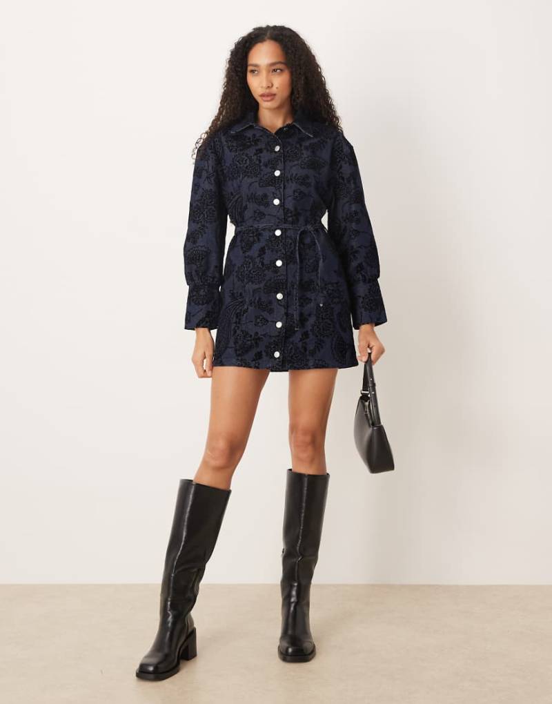 ASOS DESIGN - Jeans-Hemdblusenkleid in Mittelblau mit Paisley-Flockdruck und betonter Taille von ASOS DESIGN