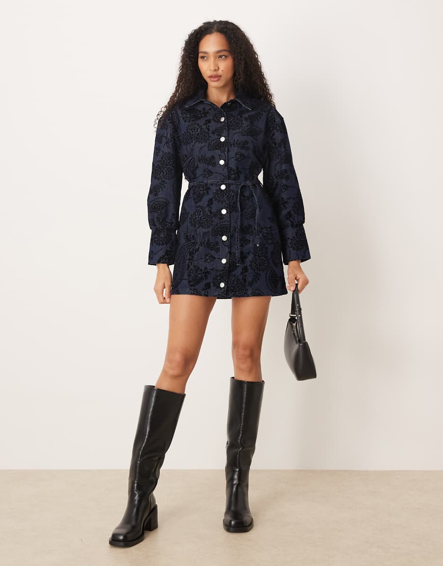 ASOS DESIGN - Jeans-Hemdblusenkleid in Mittelblau mit Paisley-Flockdruck und betonter Taille ASOS DESIGN - Jeans-Hemdblusenkleid in Mittelblau mit Paisley-Flockdruck und betonter Taille von ASOS DESIGN