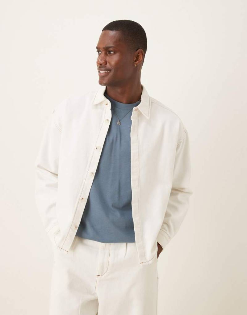 ASOS DESIGN - Jeans-Hemdjacke im 90er-Stil in Ecru mit kastigem Oversize-Schnitt, Kombiteil-Weiß von ASOS DESIGN