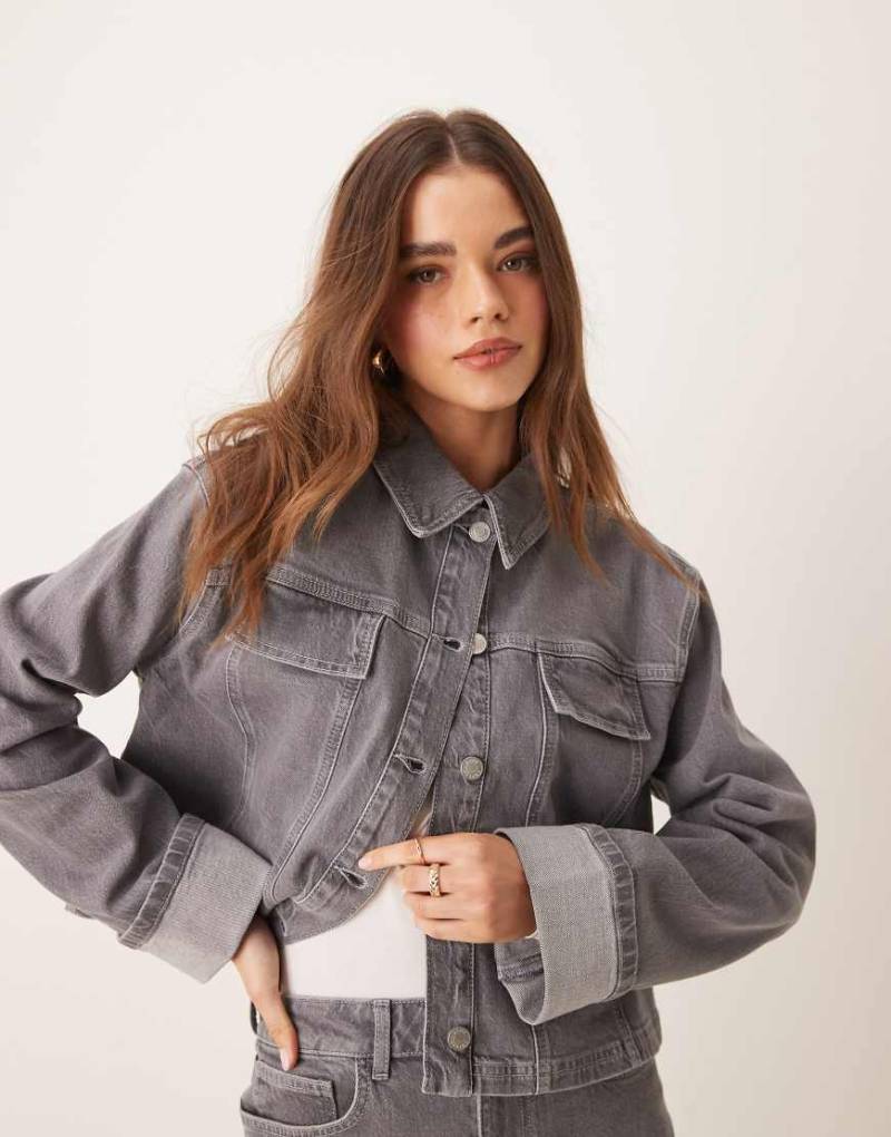 ASOS DESIGN - Jeans-Jacke in grauer Waschung mit umgeschlagenen Bündchen von ASOS DESIGN