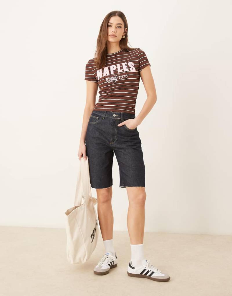 ASOS DESIGN - Jeans-Jorts in indigoblauer Rinse-Waschung mit offenem Saum-Marineblau von ASOS DESIGN