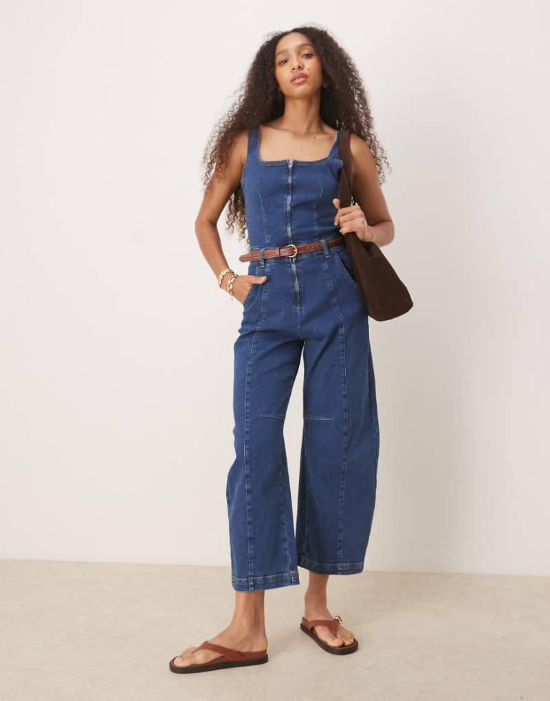 ASOS DESIGN - Jeans-Jumpsuit in Indigoblau mit abgerundetem Beinschnitt und eckigem Ausschnitt-Marineblau von ASOS DESIGN