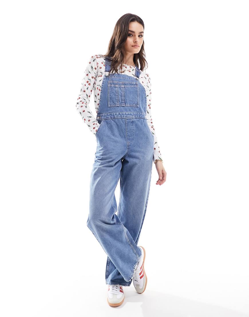 ASOS DESIGN - Jeans-Latzhose in Mittelblau von ASOS DESIGN