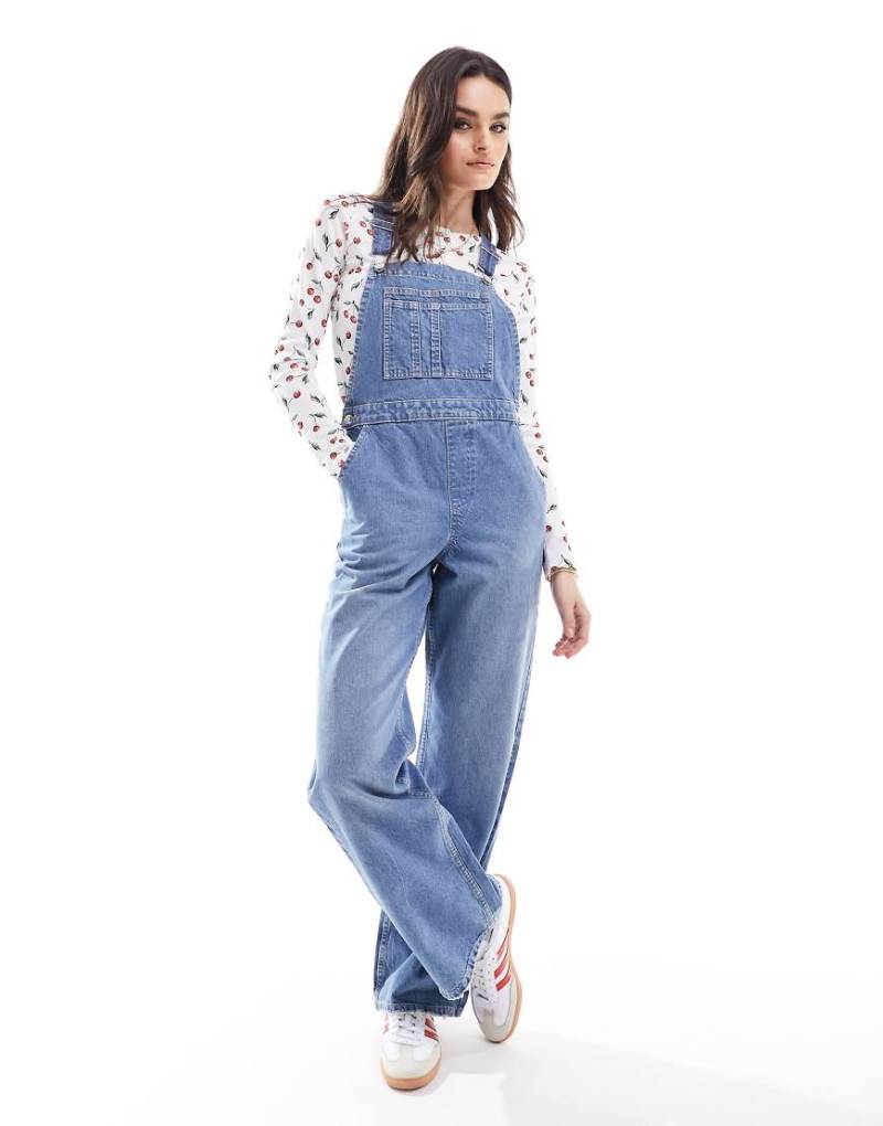 ASOS DESIGN - Jeans-Latzhose in Mittelblau von ASOS DESIGN
