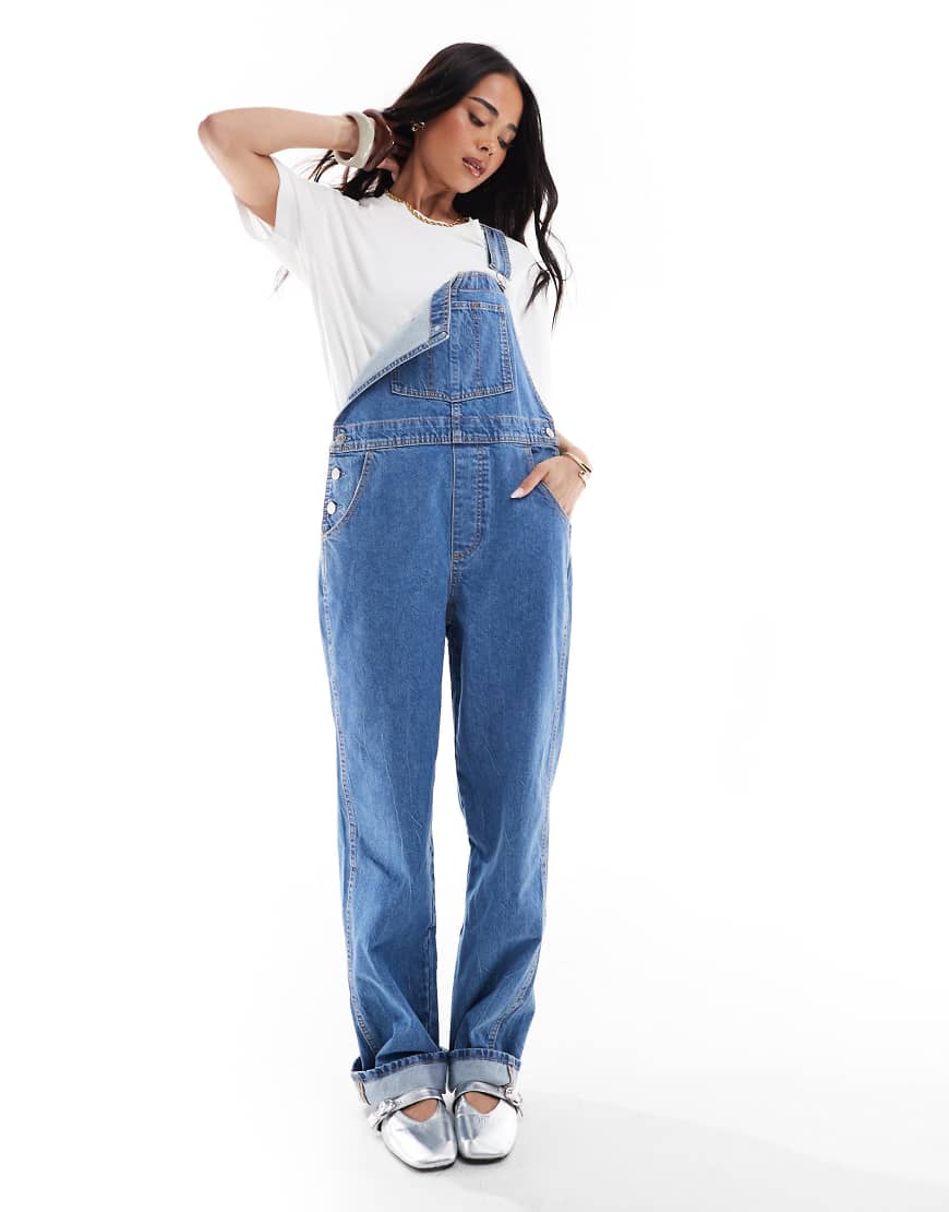 ASOS DESIGN - Jeans-Latzhose in Mittelblau von ASOS DESIGN