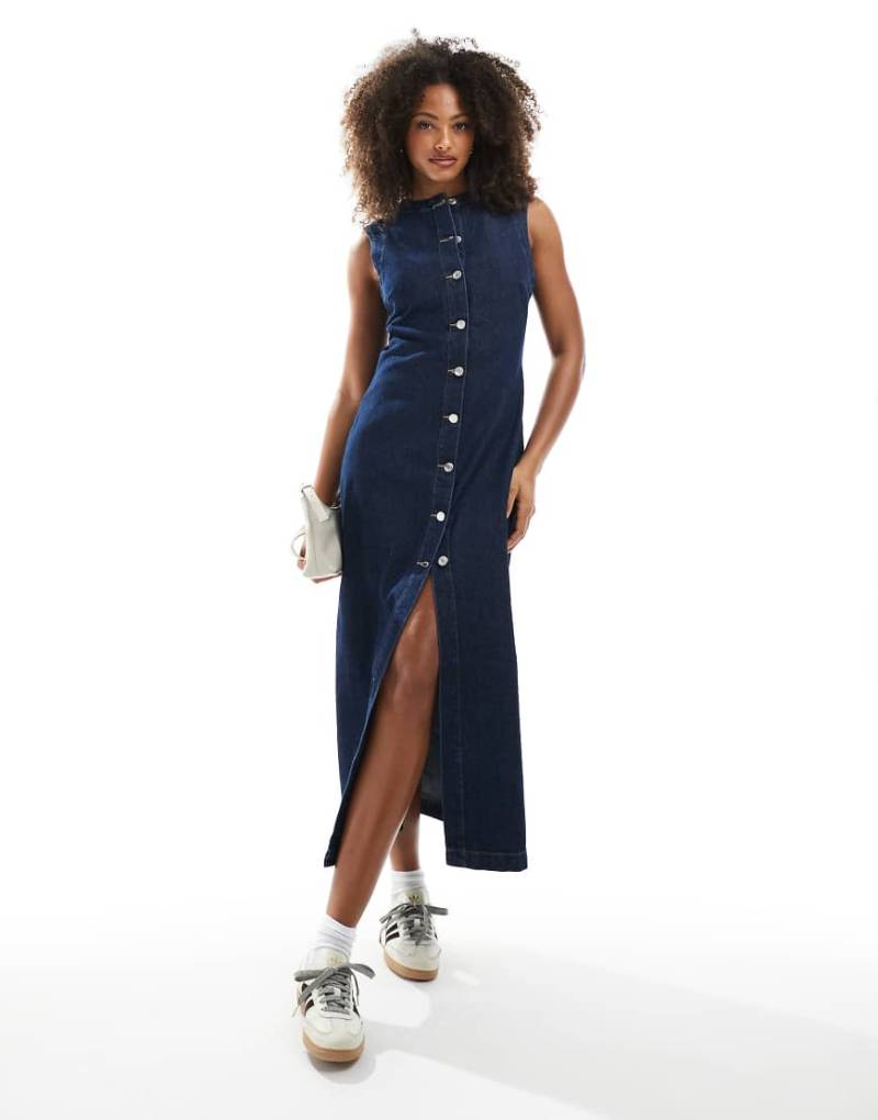 ASOS DESIGN - Jeans-Maxikleid in Indigoblau mit Rundhalsausschnitt und Knopfleiste vorn von ASOS DESIGN