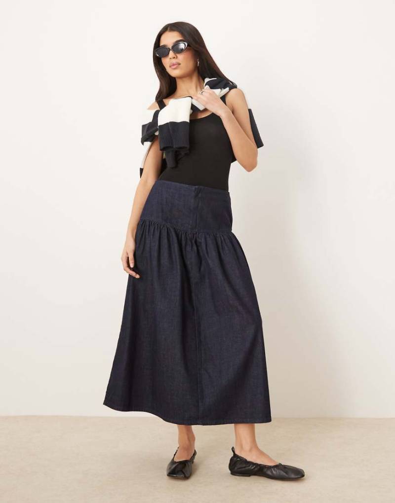 ASOS DESIGN - Jeans-Maxirock mit tiefer Taille-Marineblau von ASOS DESIGN